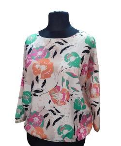 Elegancka bluzka z kwiatowym wzorem i dekoltem na plecach